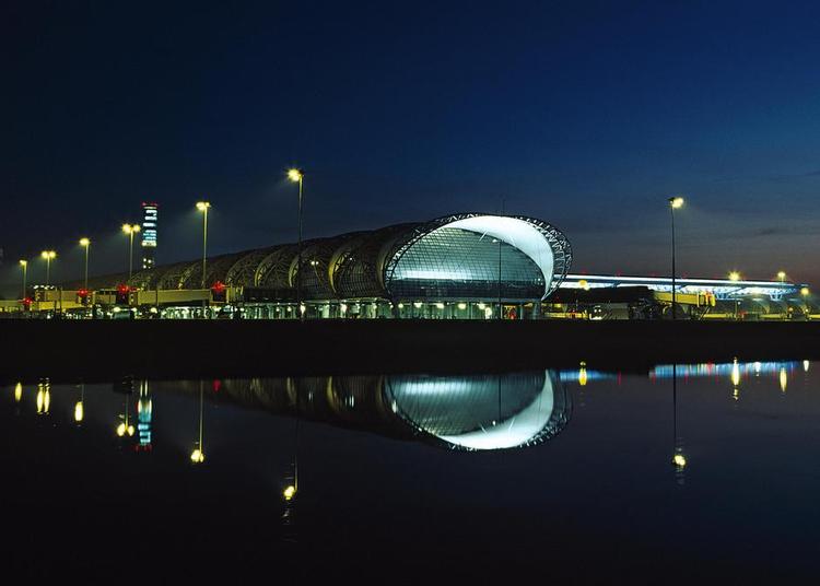 ÆSTETISK. Bangkoks lufthavn tager sig godt ud udefra. Det kniber lidt med de indre kvaliteter. 