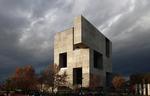 Monumentalt. Alejandro Aravena, der stiftede egen tegnestue i 1994, har blandt andet lavet bemærkelsesværdige undervisningsbygninger til universitetet Católica de Chile i Santiago. 