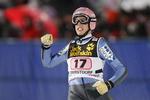 Voldsomt. Den 23-årige østriger Lukas Müller kom rigtig galt afsted i dag, da hans ene ski efter sigende løsnede sig under et 120 meter langt skihop. 