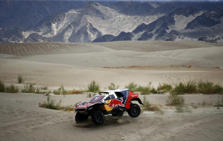 Komfortabelt. Stephane Peterhansel har omkring en time ned til nærmeste forfølger med tre dages kørsel tilbage ved Dakar Rally. 