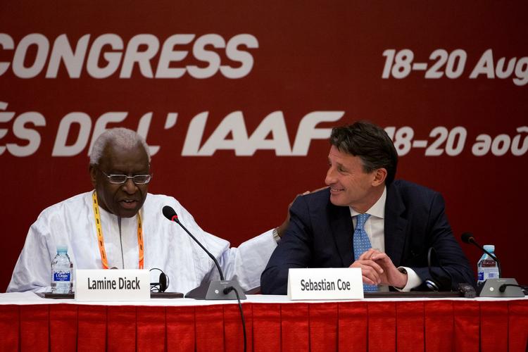 Presset. Sebastian Coe og IAAF er kommet under heftig beskydning efter afsløringer af systematisk dopingsnyd i atletikken. Nye afsløringer kan være på vej. 