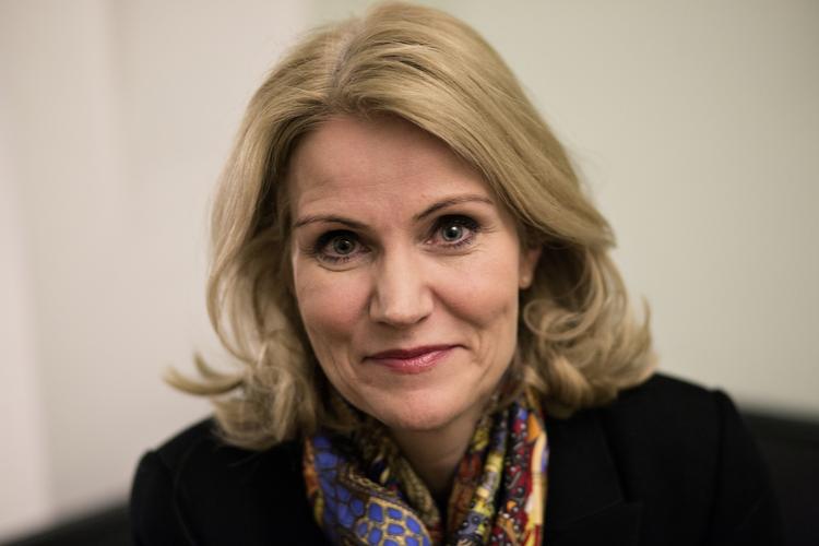 Forsvar. »Men jeg har lyst til at sige, at da jeg var statsminister, var Danmark ét af de lande, der tog imod relativt flest syriske asylansøgere. Vi var lige efter Sverige. Danmark gør det godt og gjorde det endnu bedre, da jeg var statsminister«, siger Helle Thorning-Schmidt. 