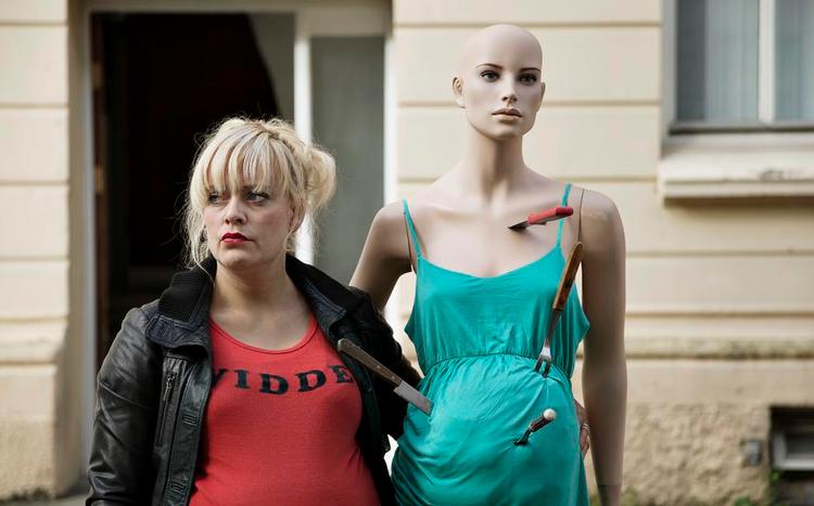 kunstværk. Trine (Henriette Steenstrup) er den højgravide performancekunstner, der planlægger at føde i et bur. 