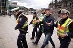 Anspændt. Ved banegården i Köln er der fyldt med politifolk efter den famøse nytårsaften. Mens Politiken var der, hev et hold betjente en udenlandsk mand med sig, men det vides ikke, hvad han var mistænkt for. 