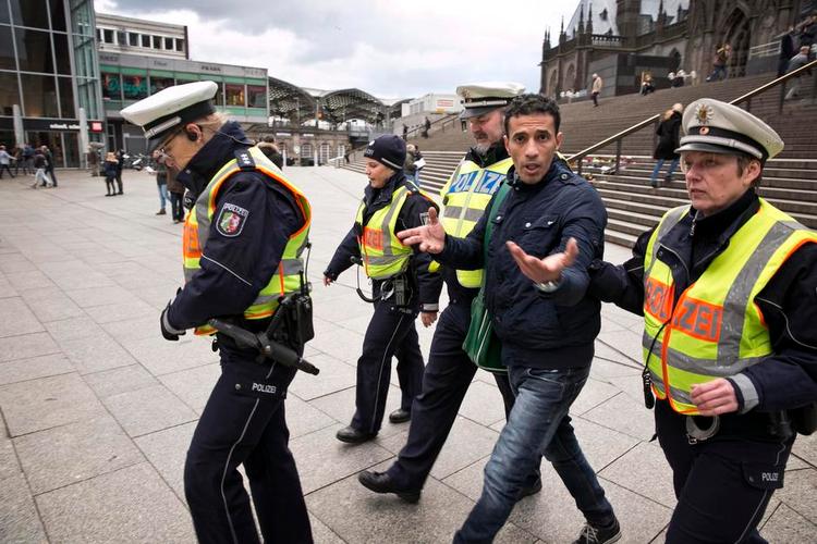 Anspændt. Ved banegården i Köln er der fyldt med politifolk efter den famøse nytårsaften. Mens Politiken var der, hev et hold betjente en udenlandsk mand med sig, men det vides ikke, hvad han var mistænkt for. 
