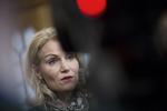 Afsked. For et par måneder siden var Helle Thorning-Schmidt på vej ud af Folketinget. Dengang fastholdt hun, at hun ønskede at blive på Christiansborg. Nu har hun skiftet mening. 