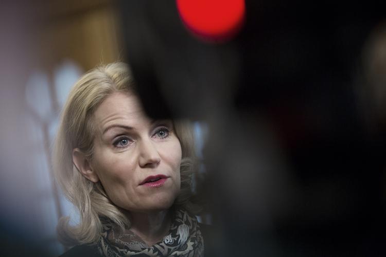 Afsked. For et par måneder siden var Helle Thorning-Schmidt på vej ud af Folketinget. Dengang fastholdt hun, at hun ønskede at blive på Christiansborg. Nu har hun skiftet mening. 