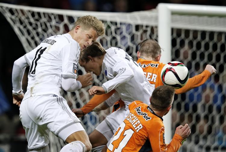 Inde/ude. Umiddelbart vil paragraf 7 i DBUs standardkontrakt gøre Andreas Cornelius (tv) til OL-spiller, mens hans svenske klubkammerat i FCK, Ludwig Augustinsson, vil være omfattet af en anden regel, da han ikke er dansk statsborger. 