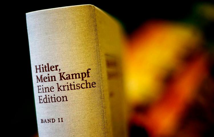 Omstridt. Der tales for og imod den nye udgave af Hitlers 'Mein Kampf', men det første oplag på 5000 eksemplarer var slet ikke nok. 