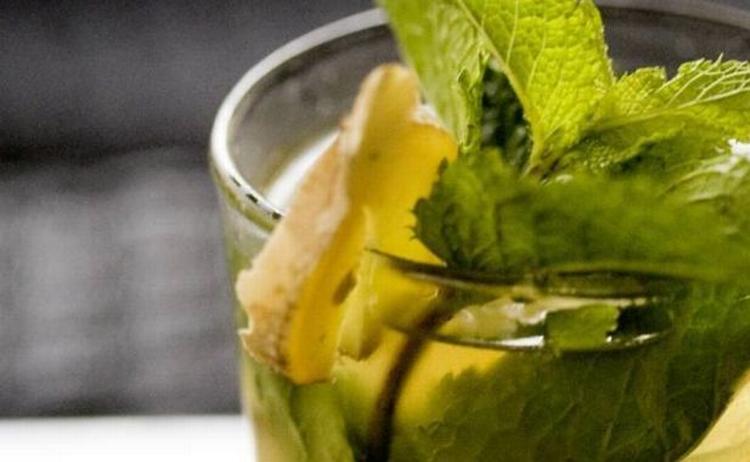 UDFORDRINGEN. Prøv at lave en alkoholfri drink til årets første fredag. Festligt ser det jo ud. 