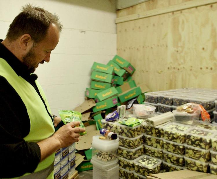 Svindel. Store lagre med uhygiejnisk og forældet slik bliver ved med at dukke op. Her fra DR 1-dokumentaren 'Sådan svindles Danmark'. 