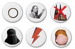 Skiltning. Man skal stå ved sine holdninger. Og det har aldrig været lettere end nu, hvor disse badges kommer på gaden. 