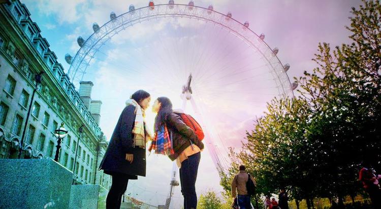 Tvillinger. Allerede før dna-prøven bekræfter det, fornemmer de to kvinder, at de er tvillinger. 