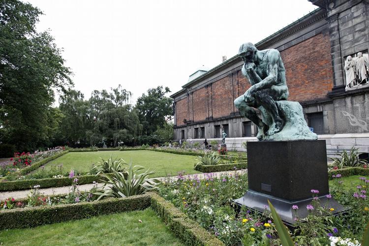Ægte. I haven bag Glyptoteket sidder en ægte version af 'Grubleren'. 