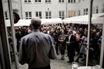 Dækning. De små pavilloner ved Gyldendals årlige efterårsreception kan beskytte pindemadderne mod regn og rusk. Når det handler om de kolde vinde på det moderne bogmarked, skal der mere til. 