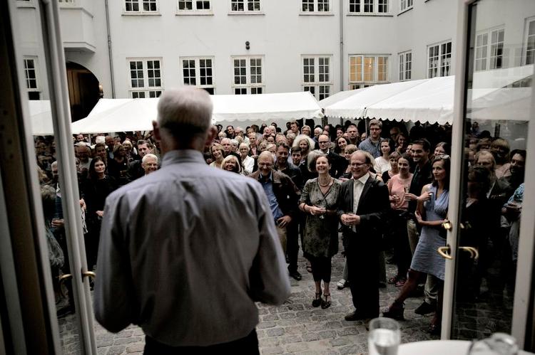 Dækning. De små pavilloner ved Gyldendals årlige efterårsreception kan beskytte pindemadderne mod regn og rusk. Når det handler om de kolde vinde på det moderne bogmarked, skal der mere til. 