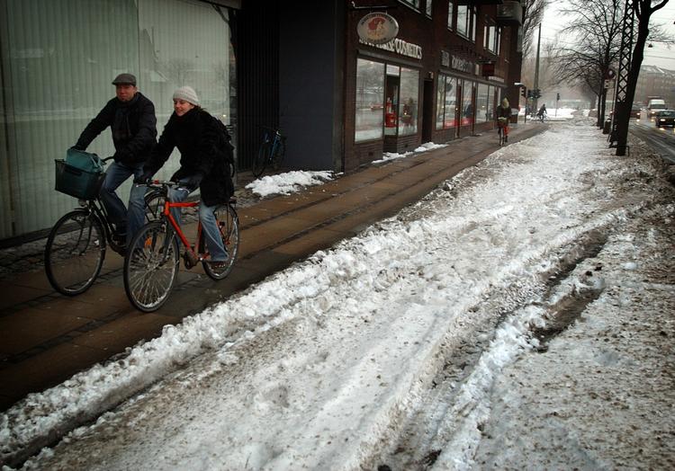 Tilsneet. Københavns Kommune kæmpede morgenen igennem med at få ryddet de omkring 6 cm. sne, der faldt natten til torsdag. »Vi har gjort alt, hvad vi kan«, fastholder Ivan Partov fra Teknik- og Miljøforvaltningen. 