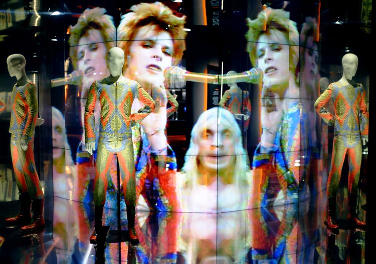 ikon. David Bowies liv på scenen kan genopleves på Groninger Museum i Holland. Udstillingen fortsætter til 13. marts. 