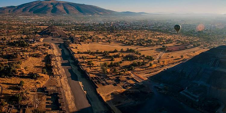 Højdepunkt. Med sine pyramider til ære for solen og månen var Teotihuacán den vigtigste by i det gamle Mexico og skal opleves på en rejse til Mexico By. 