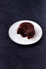 Lavasurprise. Blød, chokoladeintens kage med en sød og salt karamelkerne, der langsomt flyder ud, når du tager din første bid. 