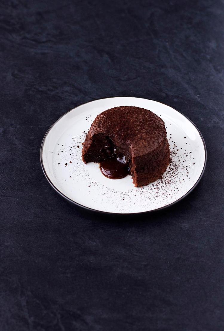 Lavasurprise. Blød, chokoladeintens kage med en sød og salt karamelkerne, der langsomt flyder ud, når du tager din første bid. 