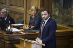 Asyl. Dan Jørgensen siger, at det er flygtninges eget valg, at de rejser til Danmark og bliver underlagt stramme regler om familiesammenføring. De kan tage til et andet land, siger Socialdemokraternes integrations- og udlændingeordfører. Arkivfoto 