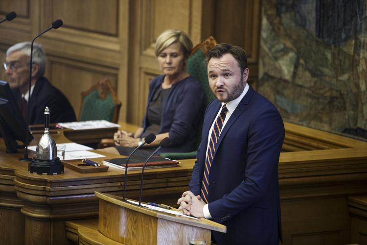 Asyl. Dan Jørgensen siger, at det er flygtninges eget valg, at de rejser til Danmark og bliver underlagt stramme regler om familiesammenføring. De kan tage til et andet land, siger Socialdemokraternes integrations- og udlændingeordfører. Arkivfoto 