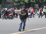 Terror. En af de formodede gerningsmænd bag angrebet i Jakarta torsdag morgen lokal tid fotograferet, med en pistol. Kort efter var de fem gerningsmænd døde. 