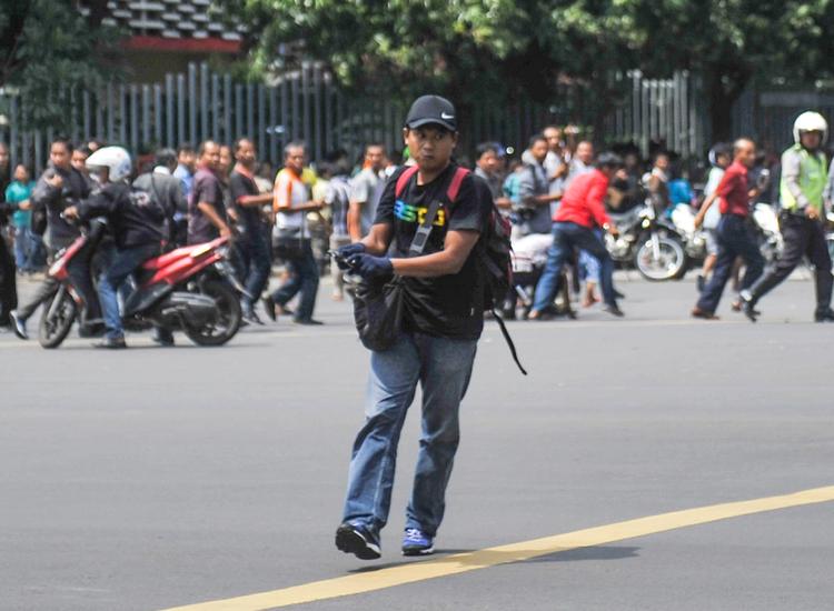Terror. En af de formodede gerningsmænd bag angrebet i Jakarta torsdag morgen lokal tid fotograferet, med en pistol. Kort efter var de fem gerningsmænd døde. 