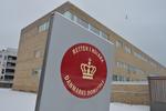 Fængslet. En 15-årig pige er ved Retten i Holbæk blevet varetægtsfængslet i 26 dage på et grundlag, der ikke er offentligt kendt. Hendes sag er blevet mørklagt, og der er derfor meget få bekræftede informationer om sagen. 