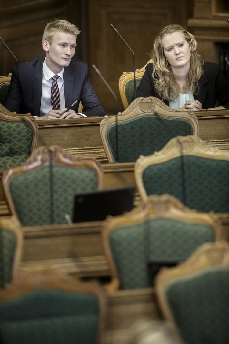 Selvforsvar. Peter Kofod Poulsen fra Dansk Folkeparti (til venstre) vil gøre det muligt at købe peberspray på Borgerservice. På den måde vil man øge trygheden blandt danskerne, mener han. 