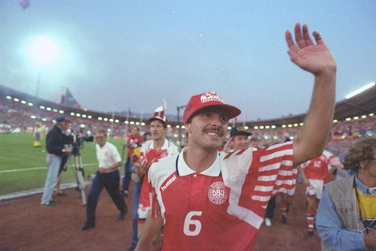 Hummel. Ved EM i 1992 var Danmark ligeledes sponsoreret af Hummel. Her ses forsvarsspilleren Kim Christofte efter finalen mod Tyskland. 