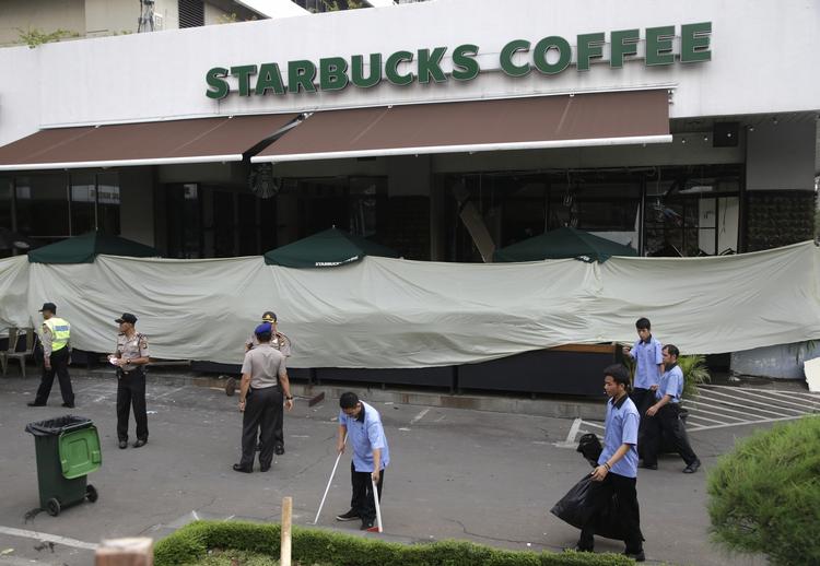 TERROR. Gerningsmændene sprængte blandt andet et par selvmordsbomber foran den amerikanske kaffebar Starbucks. Oprydningen er i gang, men truslen fra Islamisk Stat vil vare ved, frygter landets myndigheder. 