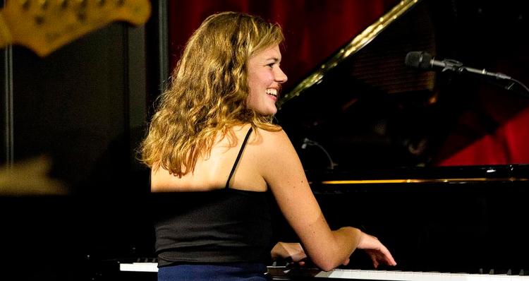 alsidighed. Kathrine Windfelds klaverspil, her på The Standard i 2014, er en fornøjelse. Det er hendes sans for at give bigbandet plads også. 