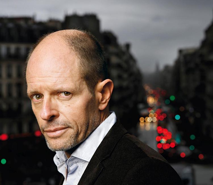 Dannet. Bernard Minier indlejrer med den største naturlighed referencer til Baudelaire, Murakami og Mahler. 