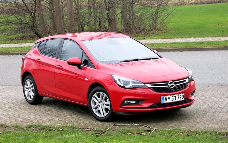 skurmp. Den nye Opel Astra er blevet lidt kortere end før, men har mere benplads på bagsædet. 