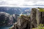 NORGE. »Jeg var på ferie til Norge i sommer med min bror. Målet var at se en masse smuk natur, sove i det fri og tage på en masse fantastiske hikingture. Dette billede er fra vores tur op til Preikestolen, som vi vandrede forbi og fandt denne utroligt smukke udsigt, helt fri for turister. På billedet ses min bror hoppe af glæde på en klippeafsats med den natursmukke Lysefjorden og de omkringliggende bjerge i baggrunden«. Ord og foto: Rasmus Bendixsen 