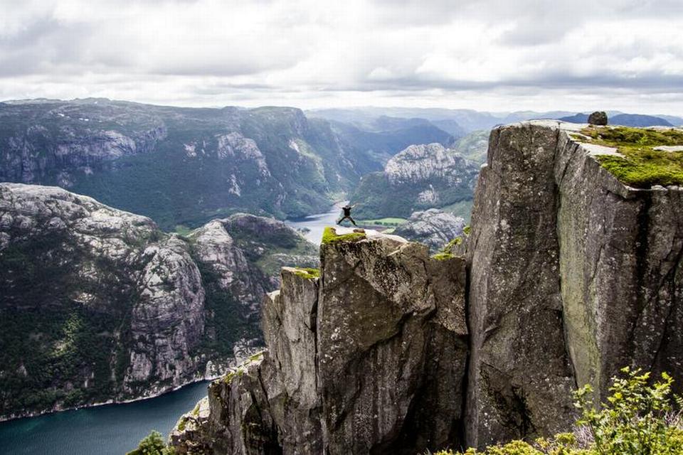 NORGE. »Jeg var på ferie til Norge i sommer med min bror. Målet var at se en masse smuk natur, sove i det fri og tage på en masse fantastiske hikingture. Dette billede er fra vores tur op til Preikestolen, som vi vandrede forbi og fandt denne utroligt smukke udsigt, helt fri for turister. På billedet ses min bror hoppe af glæde på en klippeafsats med den natursmukke Lysefjorden og de omkringliggende bjerge i baggrunden«. Ord og foto: Rasmus Bendixsen 