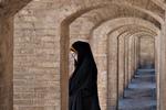 IRAN. »Isfahan er vel nok den smukkeste af alle Mellemøstens byer. Storslået islamisk arkitektur, som f.eks. broen med de 33 buer over Zayande – Si-o-Se-Pol – fra det tidlige 1600-tal. Der var et splitsekund til at fange nutiden (en lokal studerende) i møde med fortiden«. Ord og foto: Søren Høgelund 