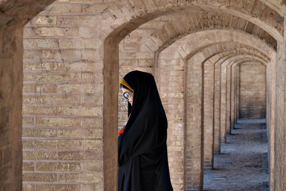 IRAN. »Isfahan er vel nok den smukkeste af alle Mellemøstens byer. Storslået islamisk arkitektur, som f.eks. broen med de 33 buer over Zayande – Si-o-Se-Pol – fra det tidlige 1600-tal. Der var et splitsekund til at fange nutiden (en lokal studerende) i møde med fortiden«. Ord og foto: Søren Høgelund 