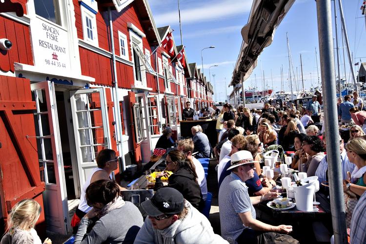 Succes. I sommerugerne er én ting sikkert. Foran Skagen Fiskerestaurant er der altid propfyldt med mennesker.. 