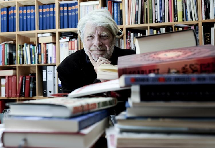 Skifte. Claus Clausen slipper ikke arbejdet med bøgerne. Fremover bliver det dog som ansat og ikke ejer. 