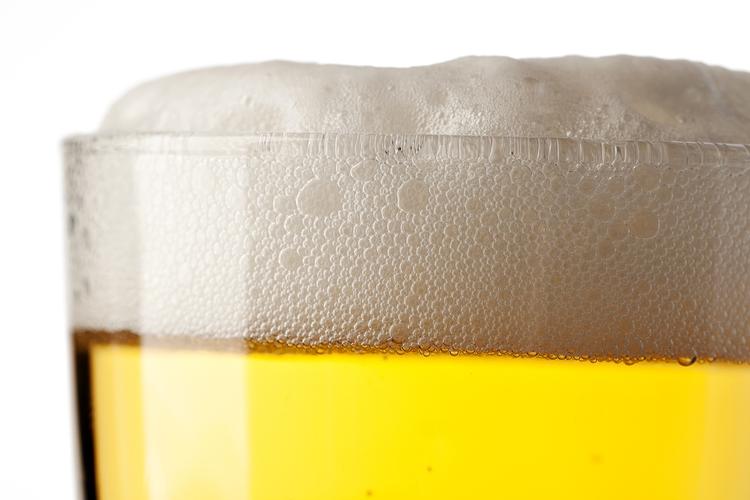 ALKOHOLLETTE. Danskerne er også interesserede i lidt stærkere sager blandt de alkohol-lette øl. 6 ud af 10 er parat til at prøve øl med moderate alkoholmængder og færre kalorier, hvis smagen er i orden. 