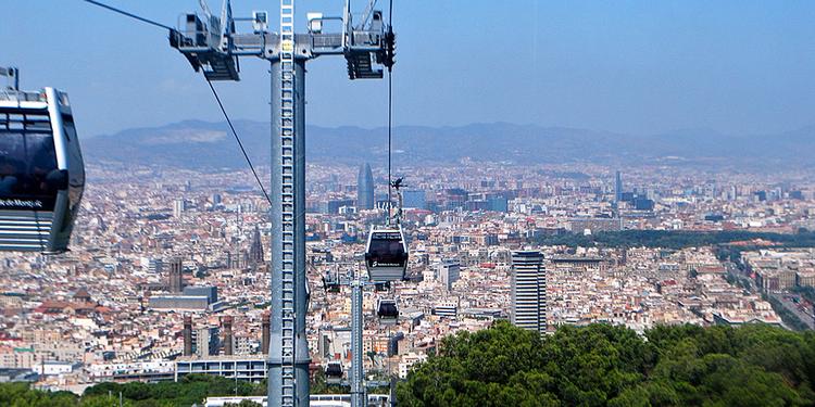 Svæv. Kabelbanen i Barcelona er et af de steder, hvor du kan få en imponerende udsigt over den spanske storby. 
