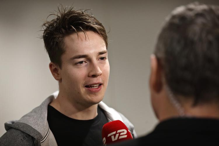Fokus. Manges øjne har været rettet mod Michael Damgaard, der måske bliver klar til de kommende EM-kampe. Her møder han pressen på dagens pressemøde på spillerhotellet i Gdansk. 