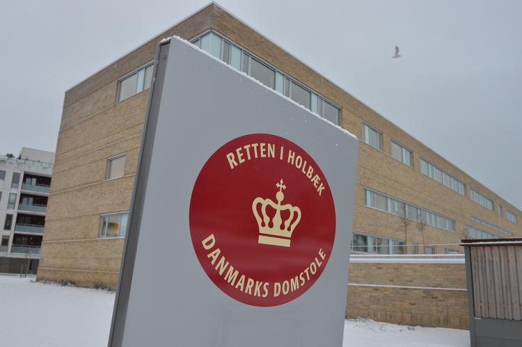 Fængslet. En 15-årig pige skal fortsat sidde isolationsfængslet, besluttede retten i Holbæk tirsdag. 