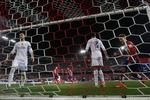 Forsvar. Den spanske liga bakker de to Madrid-klubber op efter transferforbuddet fra fodboldens verdensorganisation, Fifa. 