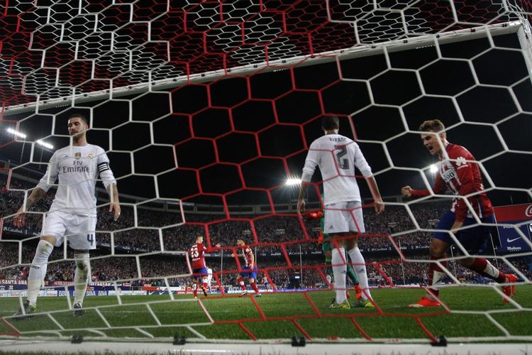 Forsvar. Den spanske liga bakker de to Madrid-klubber op efter transferforbuddet fra fodboldens verdensorganisation, Fifa. 