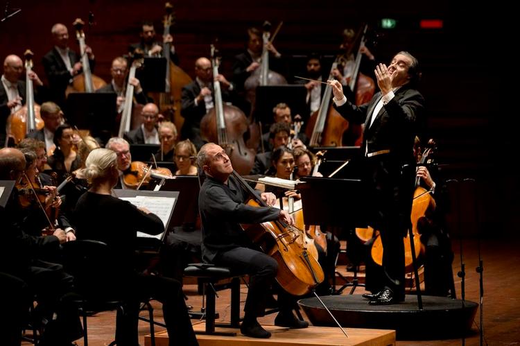 Fyldigt. Der er ekstrabemanding på flere instrumentgrupper, når Strauss' symfoniske digte skal forløses. Her cellosolist Asier Polo - som Don Quixote. 