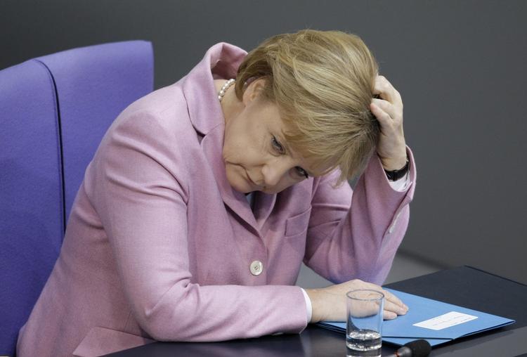Presset. Flere og flere tyskere tror ikke længere på, at Angela Merkel kan håndtere den massive flygtningestrøm, som landet kæmper med i disse måneder. 